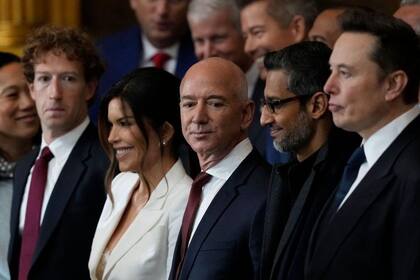 Mark Zuckerberg, director ejecutivo de Meta; Lauren Sanchez, periodista y filntropa, esposa de Jeff Bezos, fundador de Amazon y Blue Origin; Sundar Pichai, director ejecutivo de Google; y Elon Musk, director ejecutivo de SpaceX durante la posesin presidencial de Donald Trump el 20 de enero de 2025.