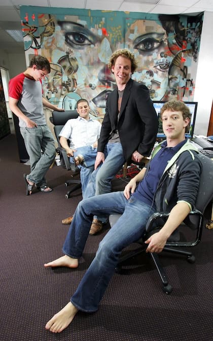 Mark Zuckerberg en 2005 en las oficinas de la compañía, junto a Andrew McCollum (izq); Dustin Moskovitz (sentado) y Sean Parker (parado junto a Zuckerberg)