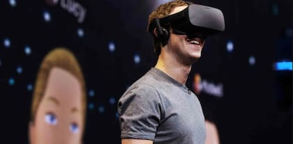 Mark Zuckerberg, en mayo, con un casco de realidad virtual de Oculus
