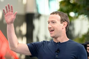 Por qué es noticia que Mark Zuckerberg le haga las trenzas a su hija