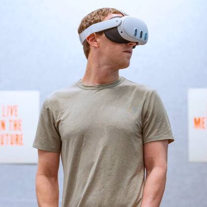 Mark Zuckerberg en una foto promocional con los anteojos Quest 3; ninguno de los ejecutivos de Apple ha sido fotografiado usando los Vision Pro de la compañía