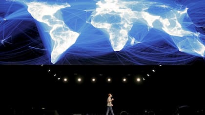 Mark Zuckerberg, fundador de Facebook, fue la sorpresa del MWC2016
