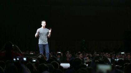 Una imagen que se hizo icónica: Mark Zuckerberg habla sobre realidad virtual durante la presentación del Samsung Galaxy S7; los anteojos que usa la audiencia eran una colaboración entre Samsung y Meta