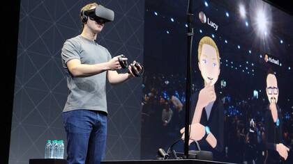 Mark Zuckerberg prueba las funciones de la red social Facebook con el visor de realidad virtual Rift de Oculus