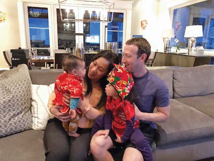 Mark Zuckerberg, su mujer Priscilla Chan y sus hijas Máxima y August.