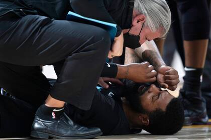 Markieff Morris es atendido en el piso luego de recibir una dura falta de Nikola Jokic; se perdió un partido por la lesión en el cuello