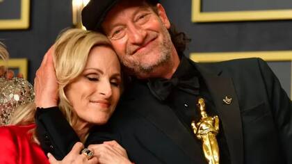 Marlee Matlin y Troy Kotsur, felices por el triunfo de CODA en la fiesta del Oscar