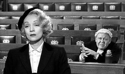 Marlene Dietrich en Testigo de cargo, junto a Charles Laughton