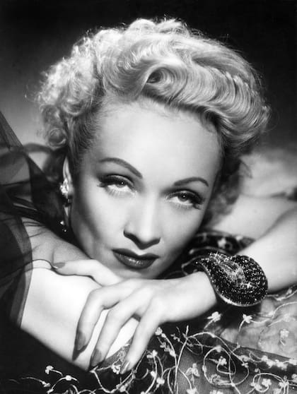 Marlene Dietrich en una fotografía tomada como promoción de El expreso de Shanghai