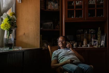 Marlenis Miranda, de 68 años, en su casa de Maracaibo. Sus tres hijos adultos se han ido de Venezuela. Fotos por Marian Carrasquero NYT.
