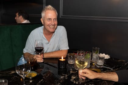 Marley brindó con sus amigos.