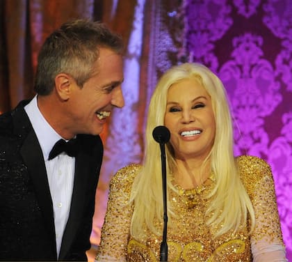 Marley conduciendo junto a Susana Giménez los primeros tramos de la fiesta