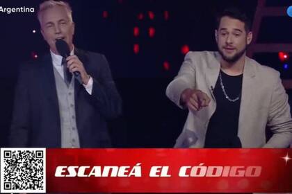 Marley, conductor del programa, y Nacho Pereira, participante del team Soledad, dialogan con el jurado del programa