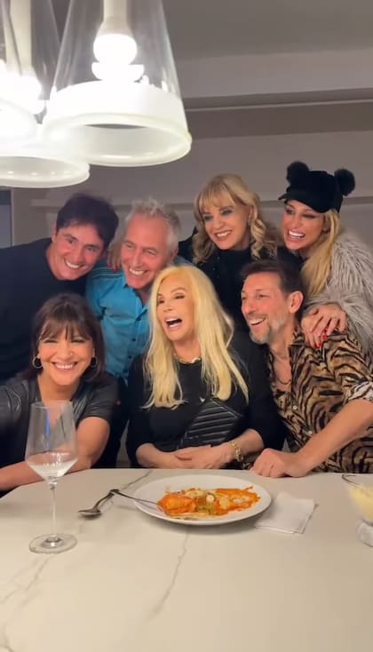 Marley festejó su cumpleaños rodeado por sus amigos famosos: Susana Giménez, Elizabeth Vernaci, Humberto Tortonese, Sebastián Estevanez, Teté Coustarot y Vicky Xipolitakis