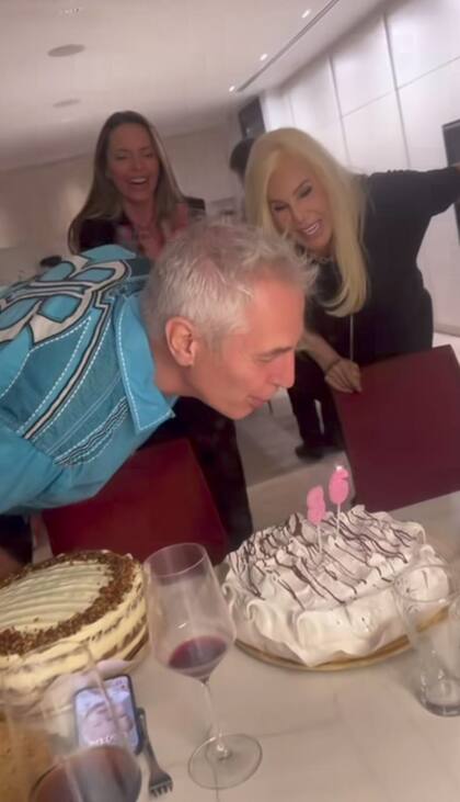 Marley soplando las velitas y rodeado por varias tortas de cumpleaños de distintos sabores