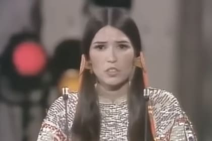 Marlon Brando rechazó el Oscar y en su lugar subió al escenario Sacheen Littlefeather, presidenta del Comité Nacional de Imagen Afirmativa de los Nativos Estadounidenses (Foto: Captura de video)