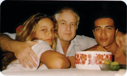 Marlon con su hijos Cheyenne y Teihotu