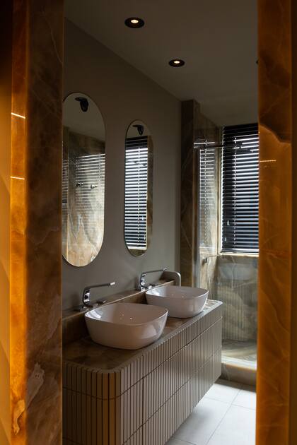 Mármol total: revestimiento en uno de los cuartos de baño.