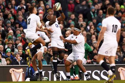 Maro Itoje atrapa la pelota para Inglaterra