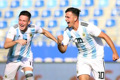 Gonzalo Maroni acaba de anotar el segundo tanto de la Argentina y Moreno corre para festejar con él.