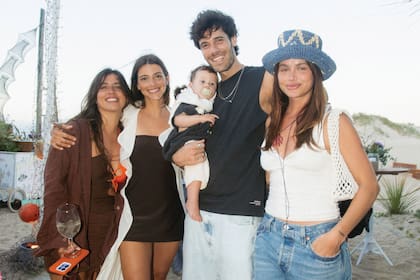 Marou y Calu Rivero con Victoria Saravia, Manu Desrets y su hijo, Lío