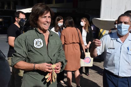 Marqués, con los equipos de vuelo de la Fuerza Aérea Argentina; ella y su marido son los pilotos oficiales del globo de la Fuerza Aérea Argentina.