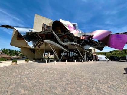 Marqués de Riscal es una de las bodegas más importantes del país que elabora siete millones de botellas al año