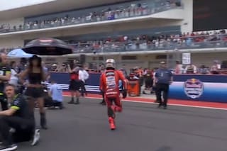 El campeón de MotoGP que salió corriendo a boxes justo antes de la largada y generó un caos