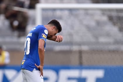 Marquinhos Gabriel llora en el medio de la cancha. Cruzeiro descendió por primera vez en su historia
