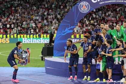 Marquinhos, capitán de PSG, comienza el festejo del plantel con la Champions League en Budapest