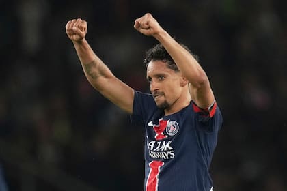 Marquinhos, del PSG, celebra después de anotar el segundo gol de su equipo durante el partido de fútbol de la League 1 francesa entre el Paris Saint-Germain y el Auxerre en el estadio Parc des Princes en París, el sábado 17 de mayo de 2025. (AP Foto/Christophe Ena)