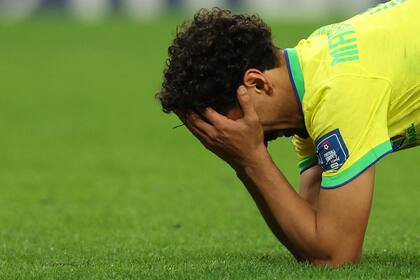 Marquinhos es la imagen de la desazón tras fallar el penal decisivo en la definición contra Croacia; Brasil se quedó afuera de Qatar 2022 en cuartos de final