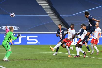 Marquinhos, tras el tiro libre de Ángel Di María, puso el 1-0 para PSG ante Leipzig