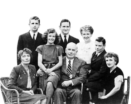 Marston, Byrne (de blanco) y Holloway (de negro), junto a sus hijos