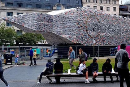 El Big Ben acostado, la obra que Marta Minujín presentará en el Manchester International Festival, es parte de su serie “La caída de los Mitos Universales”.
