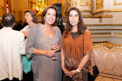 Marta Álvarez Molindi, presidenta de la Asociación de Amigos del Museo Villa Ocampo y presidenta de FADAM junto a Alcira Sandoval Ruiz de UNESCO en la celebración por los 40 años de la Federación de Museos Argentinos en el Teatro Colón.