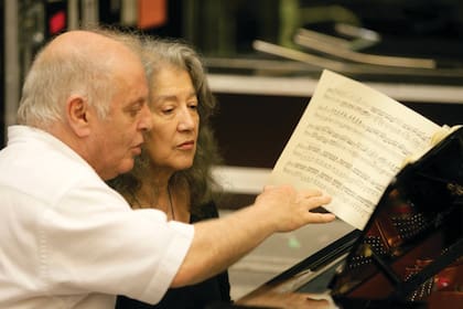 Marta Argerich y Daniel Barenboim durante un ensayo en el Teatro Colón, en 2014: su estrecha relación ha probado ser un regalo para el público local a través de los años