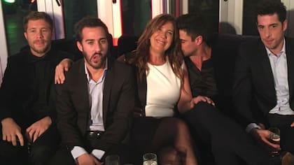 Marta Betoldi rodeada de los galanes de la tira