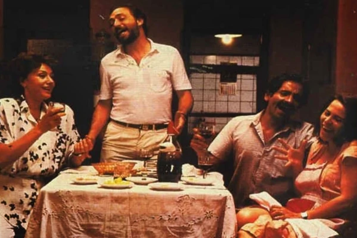 Um sucesso que protagonizou dois casais da vida real, da televisão ao teatro e ao cinema, e que completou 40 anos. Um sucesso que protagonizou dois casais da vida real, da televisão ao teatro e ao cinema, e que completou 40 anos.
