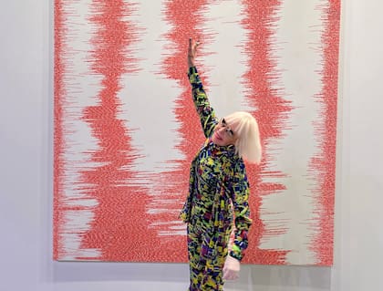 Marta con su obra "Rumores de pandemia" (2020), vendida en Herlitzka & Co. a la Colección Balanz