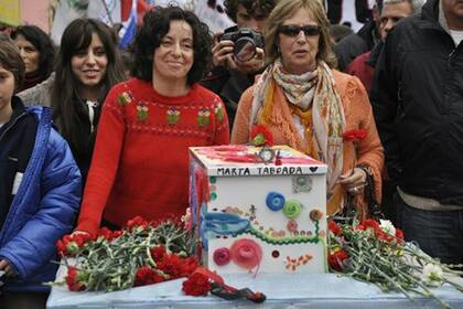 Marta Dillon en el entierro de su madre, la militante peronista Marta Taboada, quien fue asesinada durante la última dictadura