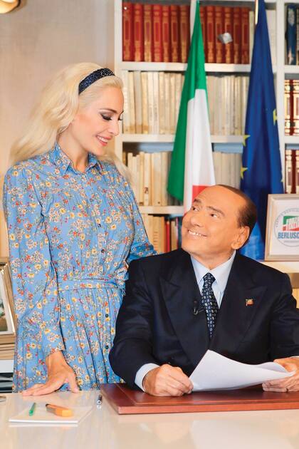 Marta estudió Letras y Filosofía en la Universidad de Roma, fue periodista de Il Giornale, el periódico de Berlusconi, y trabajó en el departamento de prensa del equipo de fútbol AC Milan, también propiedad del político hasta 2017. En enero de 2018 se animó a la política.