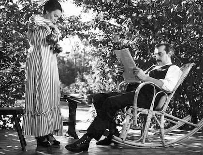 Marta Gam y Beto Gianola en el film inédito Buenos Aires, verano 1912, de 1966
