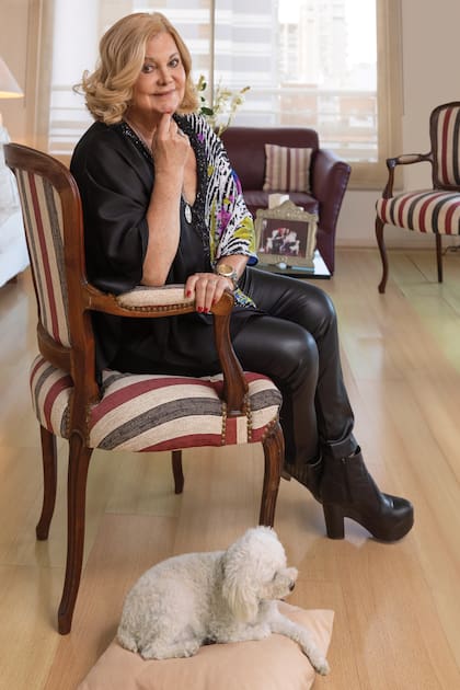 Marta González –cuyo verdadero nombre es Martina Agustina– posa con su caniche toy, Efie, en un rincón de su piso en Palermo.
