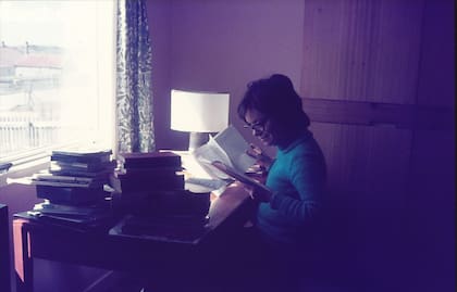 Marta Graciela Tricotti, una de las maestras que enseñaban español en Malvinas, preparando una clase en la capital de las islas