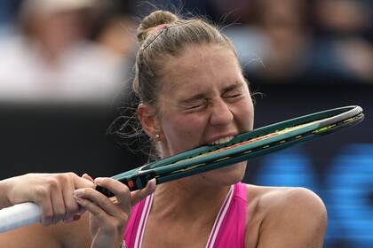 Marta Kostyuk y un mordisco a su raqueta durante el Australian Open