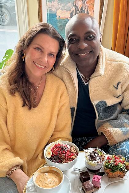 Marta Luisa, cuarta en la línea de sucesión al trono noruego por detrás de su hermano menor, el príncipe Haakon, y de sus sobrinos Ingrid Alexandra y Sverre, posa acá con el chamán Durek Verrett, su marido desde 2024