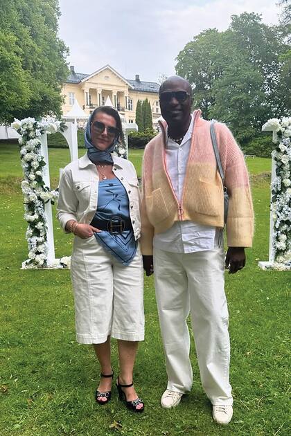Marta Luisa lució un top de seda
estampado a juego con el pañuelo
que cubría su cabeza, campera,
bermuda por debajo de las
rodillas, cinturón con hebilla en
forma de “H” (inicial de su marca
Hést) y sandalias. Por su parte,
Durek llevó un look total white al
que le sumó color con su cardigan
tejido rosa y su cartera.