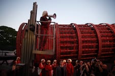 Marta Minujín repartió miles de spaghetti en la Noche de los Museos