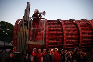 Marta Minujín repartió miles de spaghetti en la Noche de los Museos